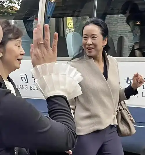 10月16日郭晶晶婆婆朱玲玲亮相上海新天地