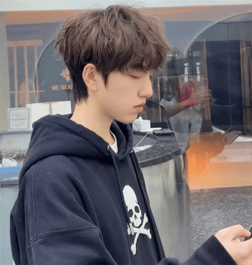 少年感十足烫发发型,帅气清爽,蓬松立体有型