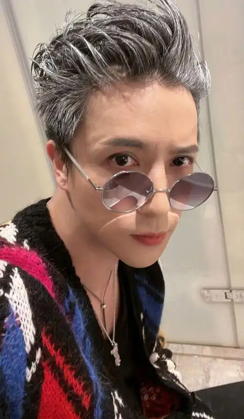 薛之谦更新动态,一张照片改变对他的负面看法,真是有情有义