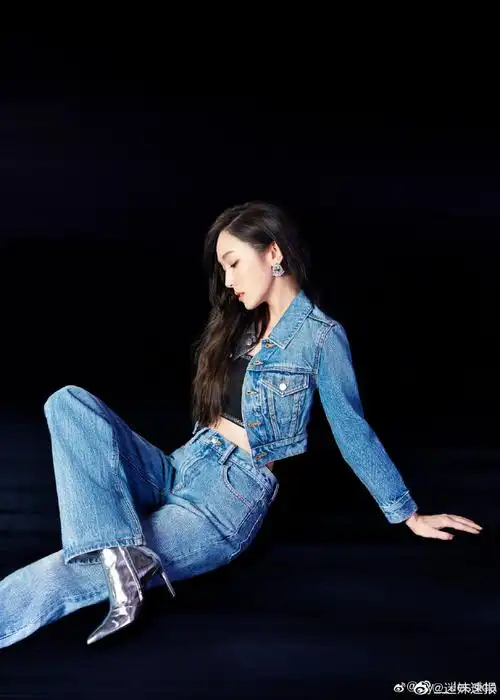 郑秀妍发文称想穿什么就穿什么,美女比基尼拼接牛仔裤造型太好看了