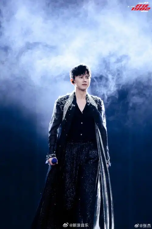 张杰要给武汉整点新东西#今日,@张杰发博分享自己重庆站演唱会照