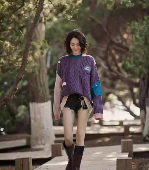 李小冉穿着简约背心现身机场,皮肤白到发光,没想到生图这么瘦_黑色