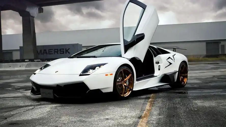 洁白如光兰博基尼壁纸_干净的迷人超跑