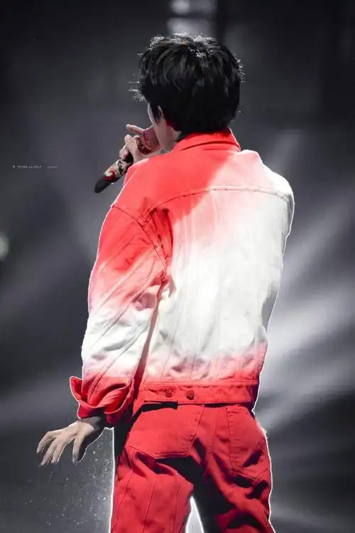 易烊千玺送你一朵小红花#易烊千玺背影图就很有安全感的后背啊