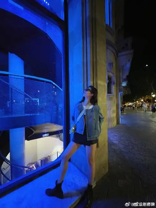 刘亦菲在西班牙压马路#  刘亦菲只要不出席活动,她的日常生活照我