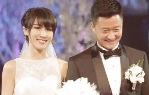 但其实谢楠只结过一次婚,丈夫就是吴京.