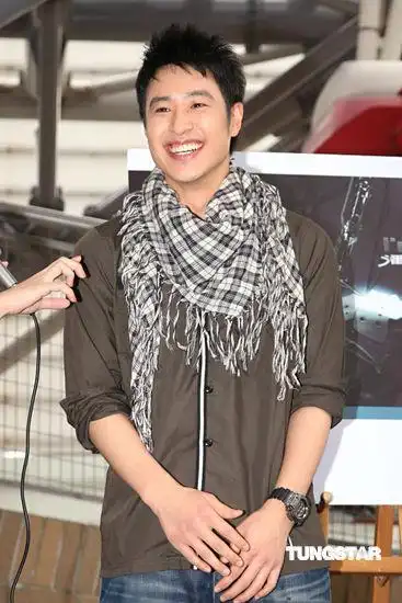 图文潘玮柏江语晨宣传潘玮柏笑容灿烂