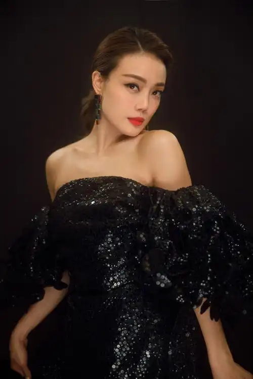 容祖儿出席第十七届mahb时尚先生盛典 获得"年度歌手"荣誉__凤凰网