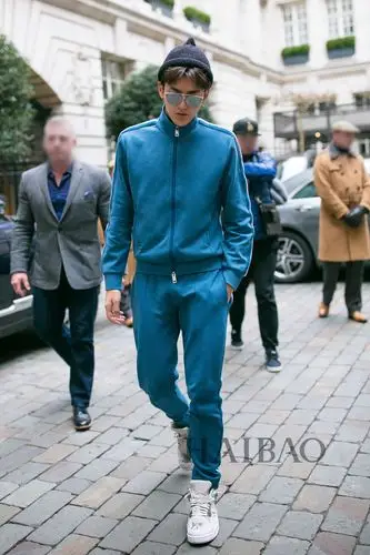 吴亦凡抵达伦敦准备奔赴2017伦敦秋冬时装周