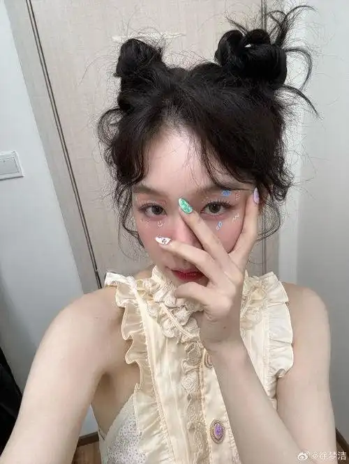 徐梦洁双丸子头造型自拍来啦!