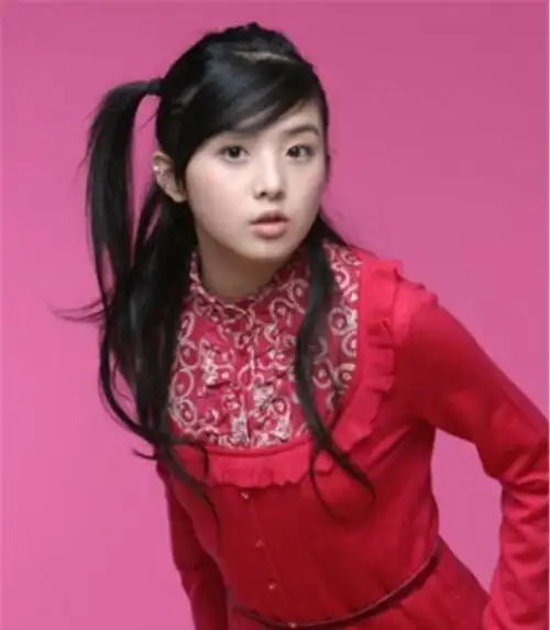 但是张含韵是那一批超级女声中年龄最小的,只有15岁,不过她却凭借着她