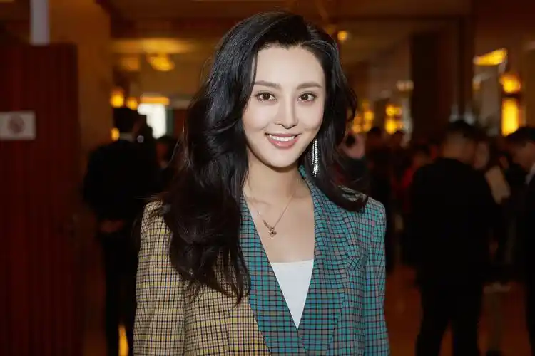 甘露出席老公去哪儿首映礼一袭撞色西装美成全场焦点