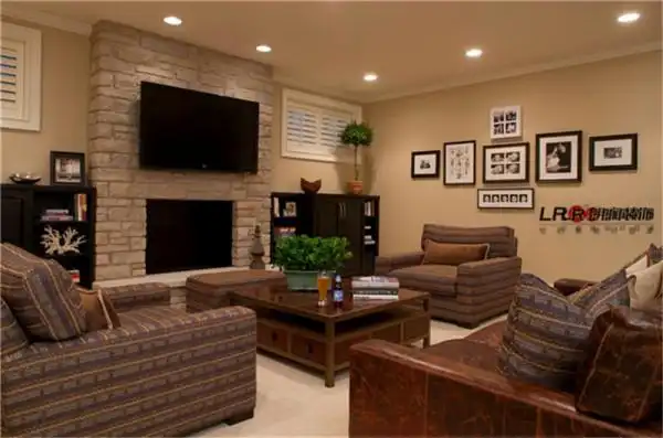 二楼客室,沙发为棕色系,墙面为浅咖色,整体干净利落.