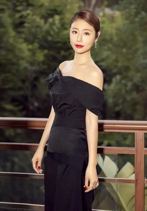 这才是蜜桃女孩林心如婚后太幸福44岁活成18岁少女