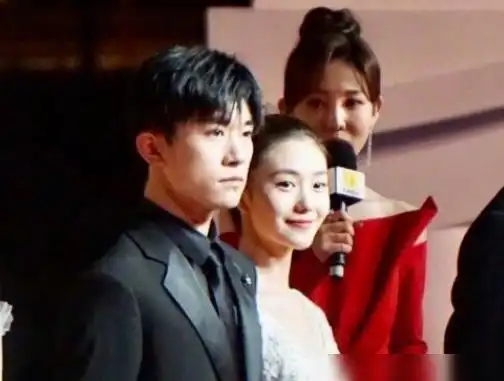 易烊千玺和刘浩存同框穿情侣礼服站位超甜身高差配一脸