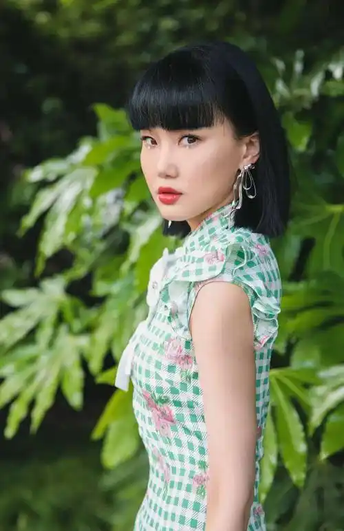 黄龄,这位拥有独特音乐天赋的女歌手,将在郑州带来一场音乐派对,她的