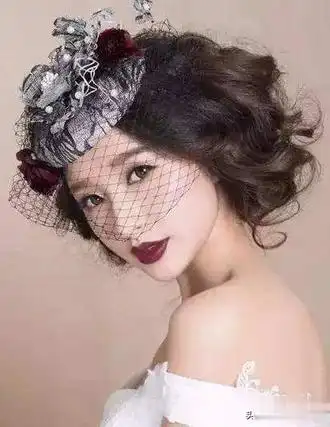 一,短发新娘适合什么造型:手推微卷短发举办中式婚礼的新娘很适合手推