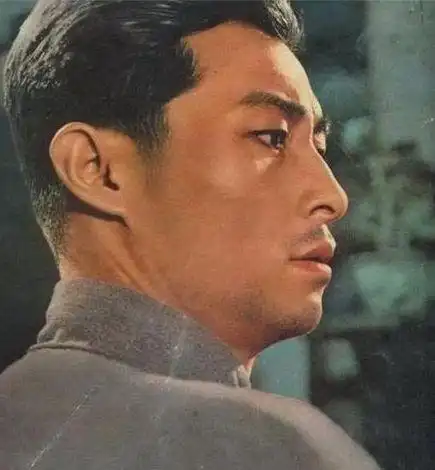 中国影视老演员王心刚60年代银幕男神与一路妻子携手至今