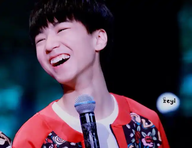 tfboys 王俊凯 cr:logo 笑成叉烧包.