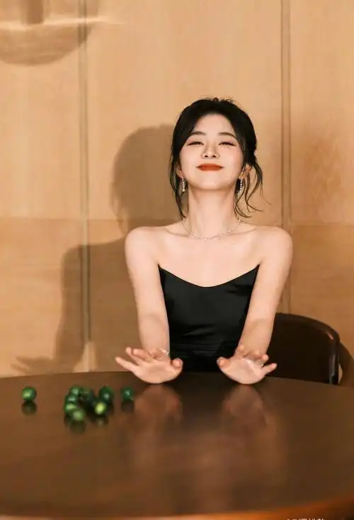 谭松韵黑色抹胸连衣裙俏皮可爱写真