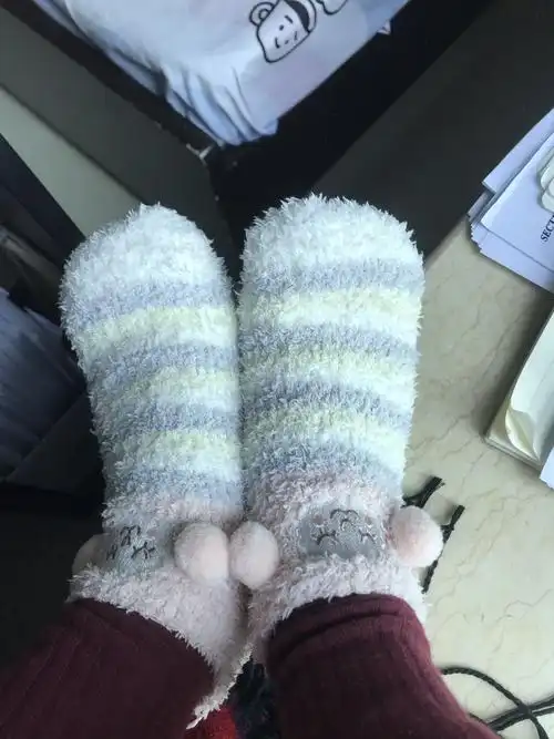 今天好冷 我穿了两双袜子