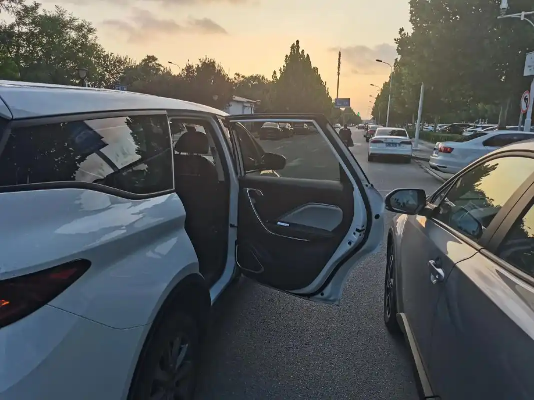 煞笔乘客.乘客下车用洪荒之力开门,把我车门撞个瘪 露底漆了, - 抖音