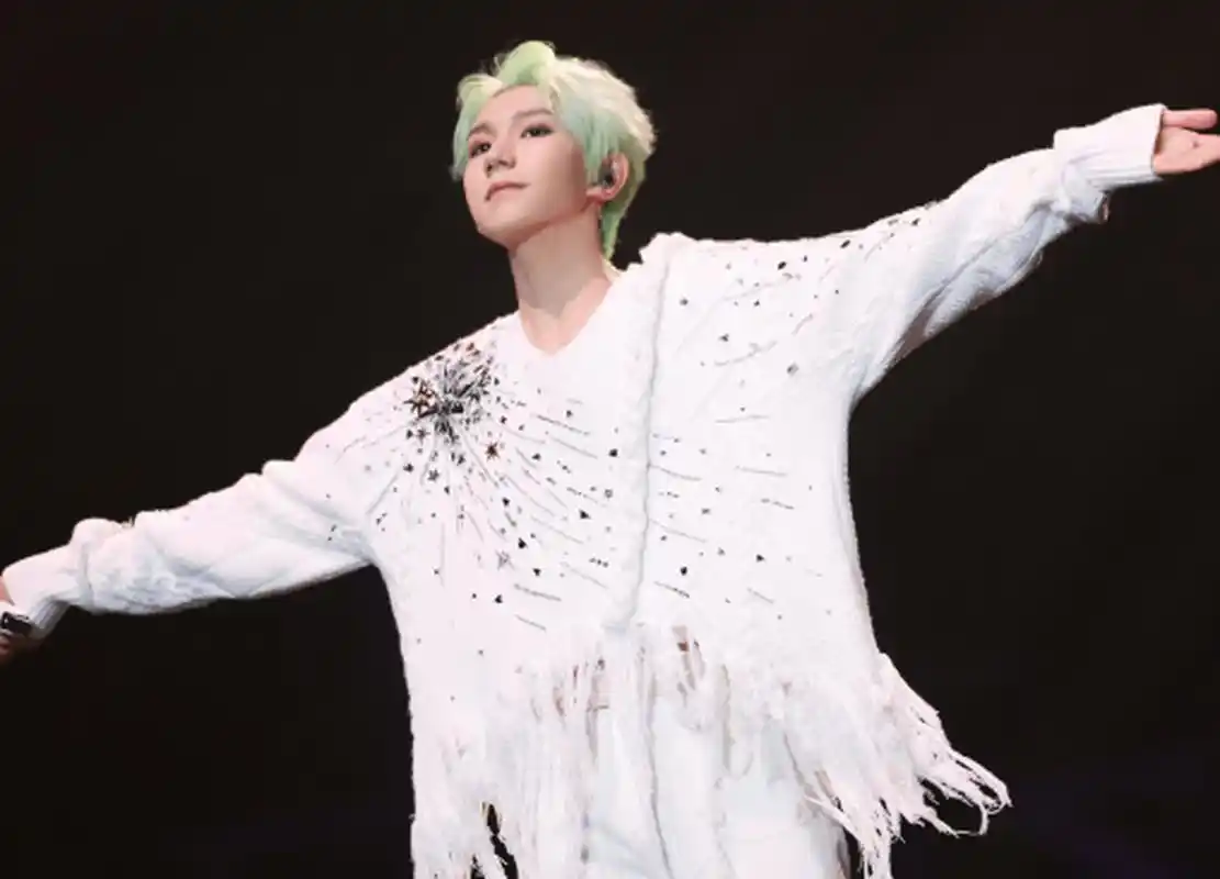 绿发新造型引全场尖叫 2023王源"客厅狂欢"巡回演唱会首站首场在上海