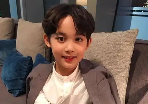 发型,自然蓬松的短发设计,加上新潮刘海修饰大额头,13岁男孩绝对是