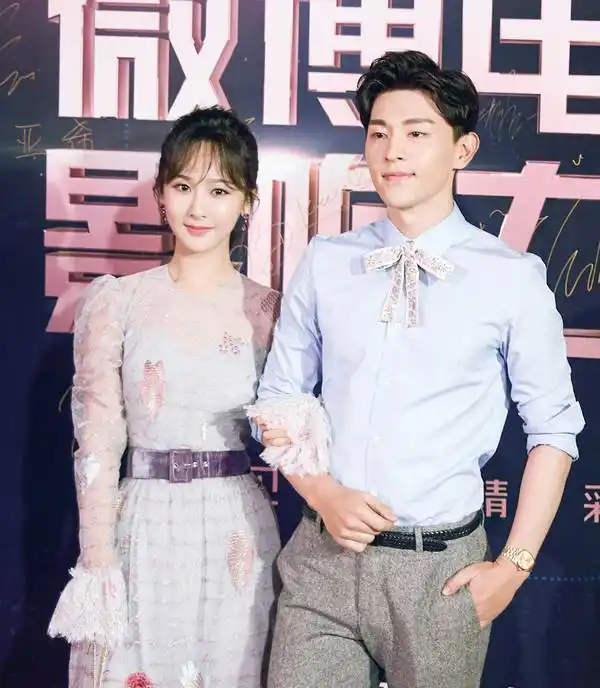 杨紫邓伦微博之夜再同框,甜蜜之中透着尴尬,事后发博心情大好