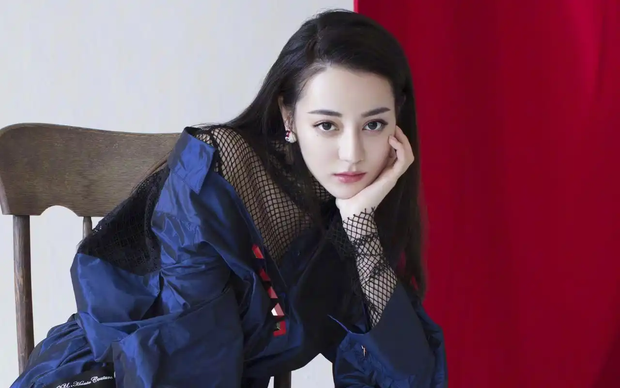 最新迪丽热巴时尚壁纸_清新时尚的美胖迪