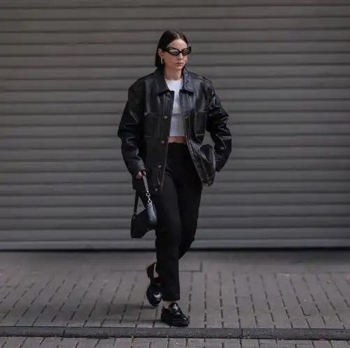 1,皮夹克一穿,气场全开,4款皮衣搭配法,稳稳拿捏潮人风范