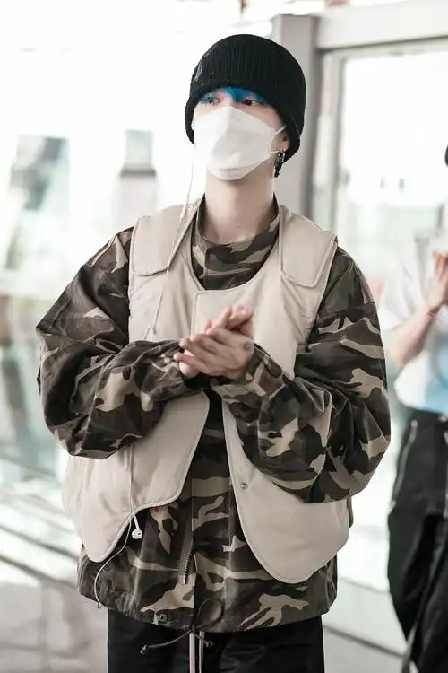 范丞丞最新机场饭拍蓝色渐变新发色爱豆丞回来啦