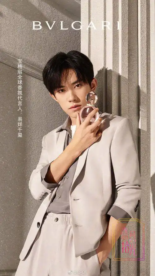 刚刚官宣新代言的易烊千玺身着icicle之禾男士真丝套装拍摄了全新广告
