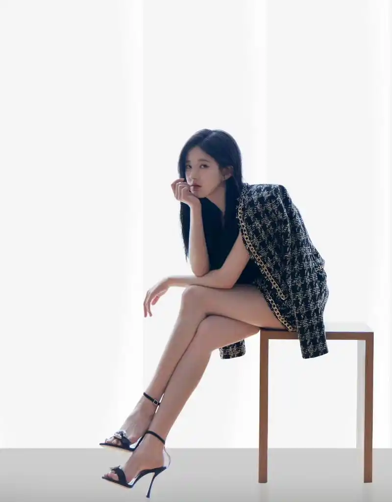 赵露思这套穿搭算是她所有穿搭中比较绝的一套了,一整套小香风套装穿