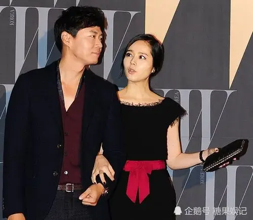 女神韩佳人身材高挑撩人!网友直呼受不了她看老公的爱慕小眼神!