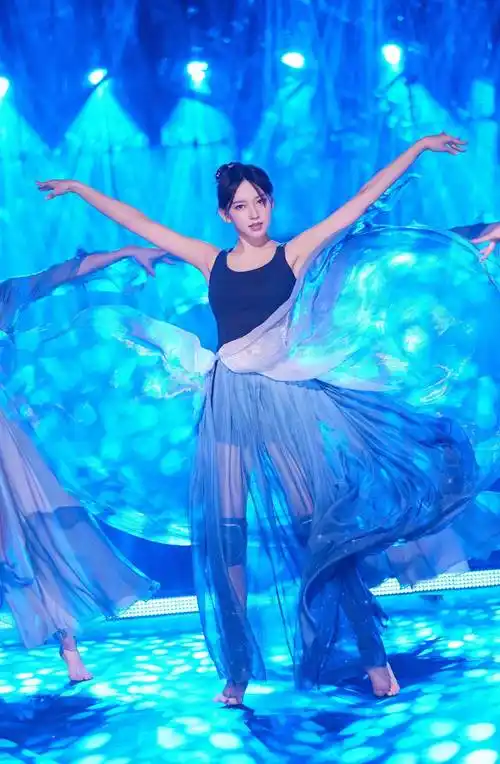 程潇蓝色蓬松长裙绝美舞台照_程潇_长裙_蓝色