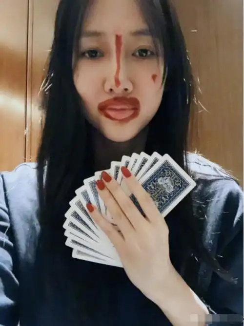 弦子李茂庆新年方式搞怪,在家打牌用口红画鬼脸,一家五口好可爱