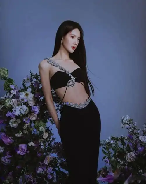 金晨与锦簇鲜花于夜色中绽放,花美人更美!