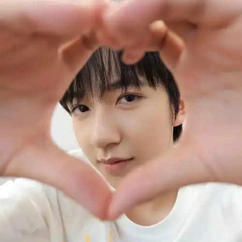 贺峻霖企图用表情包来凑数