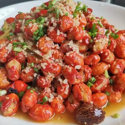 蒜蓉龙虾尾,蒜香十足,有淡淡的啤酒香甜