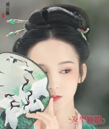 扎(4) 2018-02-09 20:20来源:发型师姐编辑:jane 分享到  宋时的造型