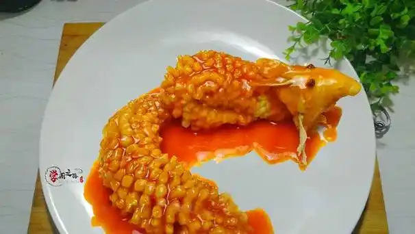 鱼的选择之所以被称作松鼠鱼,原因是成菜的外形特别像一只活灵活现的