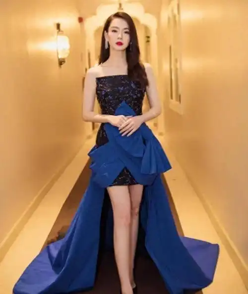 其实,镜头外的戚薇,五官并不出众,肿胀的脸颊,明显