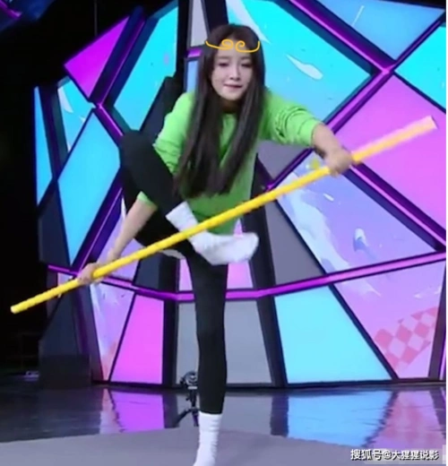 原创孙怡:快乐大本营,蓝色衬衫搭格纹短裙,唱《 想把我唱给你听》