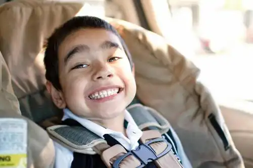 西方人,儿童,脸,头,脸颊,一个人,坐,笑,微笑,露齿笑,横图,室内,白天