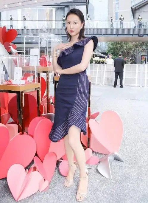 陈粒大变样了一身蘑菇裙超有女人味终于相信她是90后