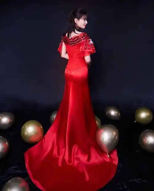 41岁刘涛真是天生尤物,穿红裙难藏凹凸感,蜂腰翘臀同龄人里少见_剪裁