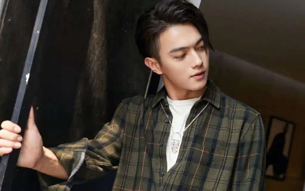 帅气逼人的许凯,高清图片,电脑桌面-壁纸族