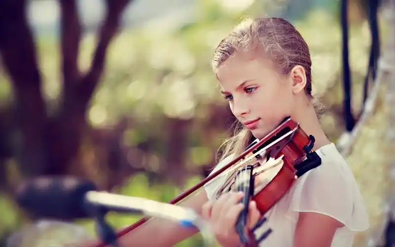 壁纸 金发女孩拉小提琴,蓝色的眼睛