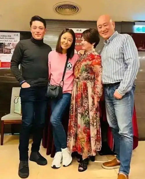 林心如携霍建华给爸妈庆生她47岁穿卫衣像少女老公却胖出肚腩